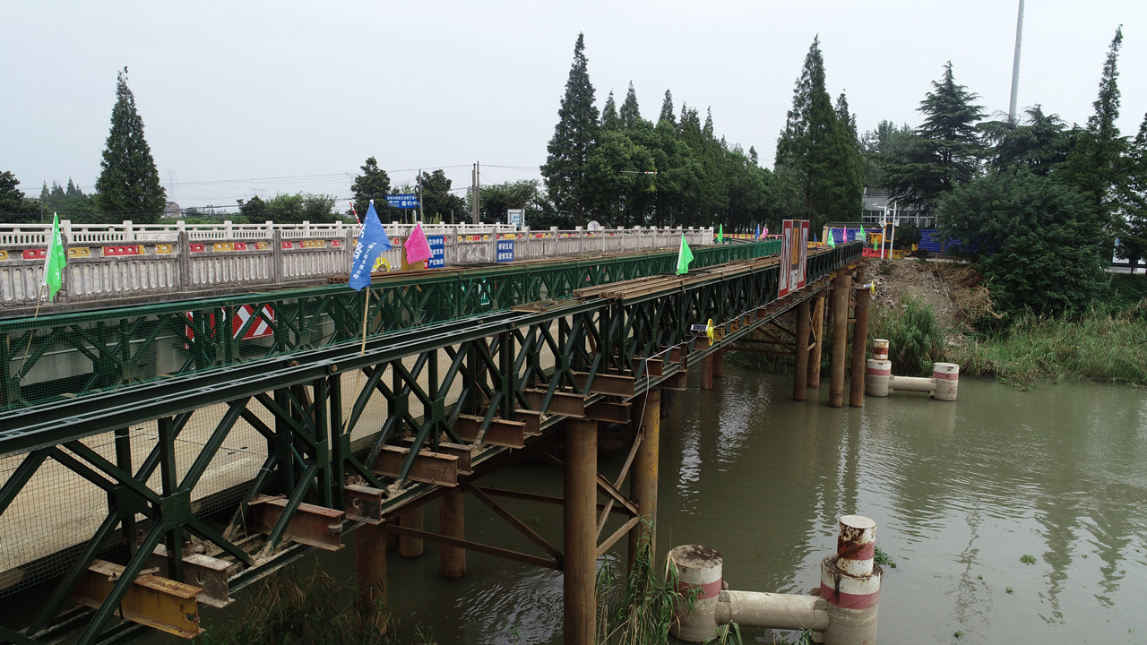 中河桥改造工程完成钢便桥施工